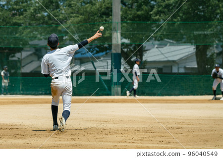 Third baseman handling third grounder (high school baseball) 96040549