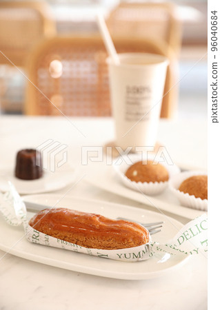 croquant choux cream japanese dessert in coffee shop background 96040684