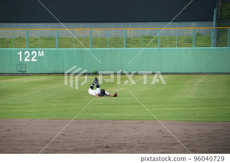 外野手在飛行中跳躍（高中棒球） 96040729