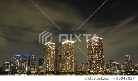 A tower apartment towering over the bay area of Tokyo, the capital of Japan. beautiful night view A tower apartment towering over the bay area of Tokyo, the capital of Japan. beautiful night view 96042027