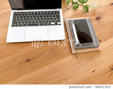 木桌和筆記本電腦的商業形象 96042363