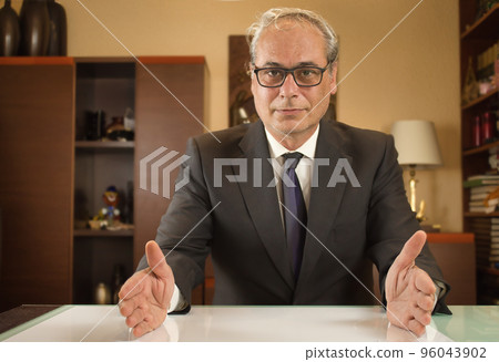 businessman looking forward confidently opening his hands 96043902