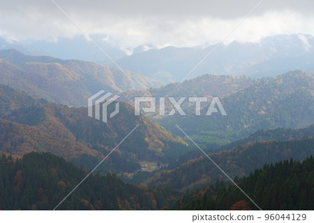 有著美麗秋葉的Onyu Pass 96044129