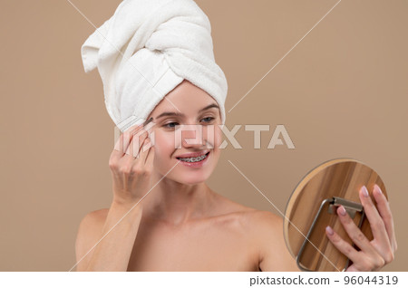 Pretty young girl pluckinh her eyebrows Pretty young girl pluckinh her eyebrows 96044319