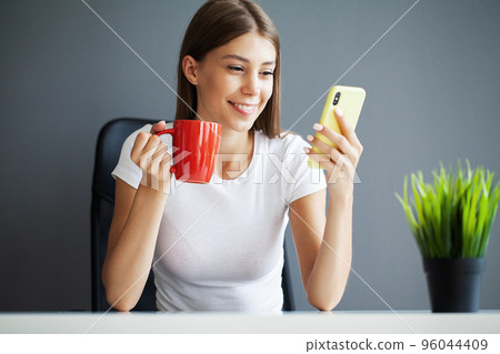 Phone dependence, a young woman chats around the clock on social networks 96044409