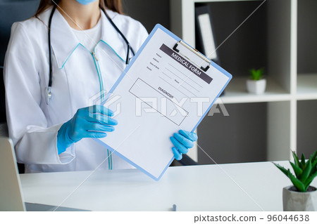 Doctor hold clipboard pad and fill medical history list Doctor hold clipboard pad and fill medical history list 96044638