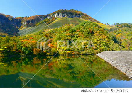 Autumn leaves of Mt. Funakami reflected on the surface of the lake 96045192