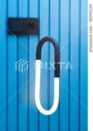 A designer lamp in the form of an oval illuminates the room. A designer lamp in the form of an oval illuminates the room. 96045239