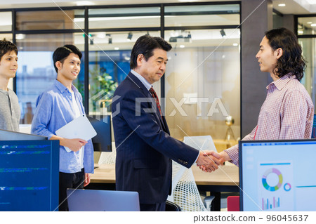 商人在辦公室握手 圖片合作:WEEK Shibadaimon(Sun Frontier Fudousan) 商人在辦公室握手 圖片合作:WEEK Shibadaimon(Sun Frontier Fudousan) 96045637