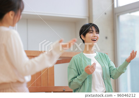 一位女士在語音教練的指導下練習發聲_2 一位女士在語音教練的指導下練習發聲_2 96046212