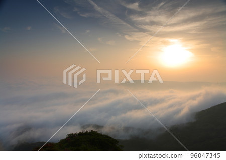 Sea of clouds and rising sun (Sensuikyo, Aso City, Kumamoto Prefecture) Sea of clouds and rising sun (Sensuikyo, Aso City, Kumamoto Prefecture) 96047345