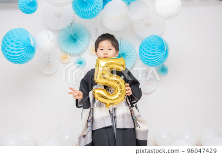 一名 5 歲的日本男孩穿著袴在七鄉山拍攝紀念照 96047429