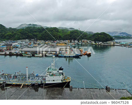 雨後雲霧繚繞的大分縣西木市港口鳥瞰圖 雨後雲霧繚繞的大分縣西木市港口鳥瞰圖 96047526