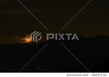 從北斗市白州町茅嶽山升起的27.2歲的薄月 從北斗市白州町茅嶽山升起的27.2歲的薄月 96047536