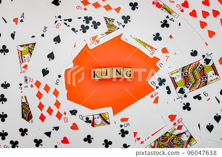 撲克牌和木塊 KING 撲克牌和木塊 KING 96047638