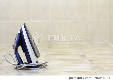 Teflon sole iron plate covered with small holes. 96048084