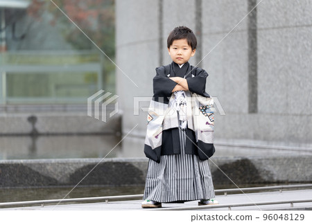 A 5-year-old Japanese boy taking a commemorative photo wearing a hakama at Shichigosan 96048129