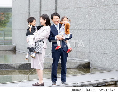 Asian family taking a Shichi-go-san photo outdoors Asian family taking a Shichi-go-san photo outdoors 96048132