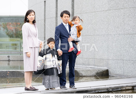 亞洲家庭在戶外拍攝 Shichi-go-san 照片 96048198