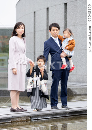 亞洲家庭在戶外拍攝 Shichi-go-san 照片 96048199