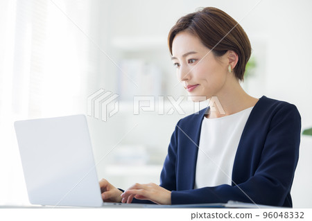 在個人電腦上工作的女性的商業肖像 在個人電腦上工作的女性的商業肖像 96048332