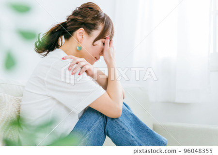 房間裡患有抑鬱症和身體狀況不佳的日本女性 房間裡患有抑鬱症和身體狀況不佳的日本女性 96048355