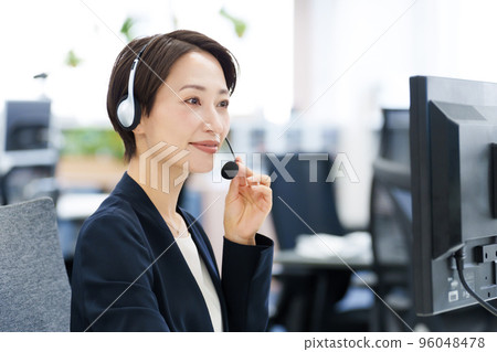 一名女子在呼叫中心工作 96048478