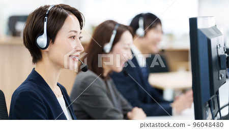 在呼叫中心工作的人 96048480