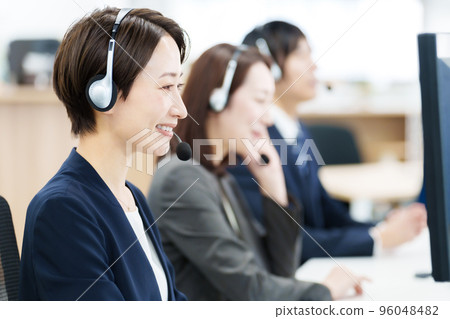 在呼叫中心工作的人 96048482