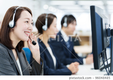 在呼叫中心工作的人 96048485