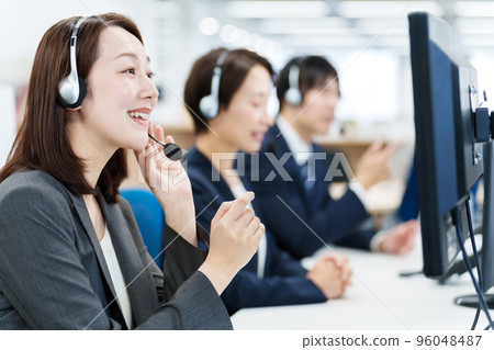 在呼叫中心工作的人 96048487