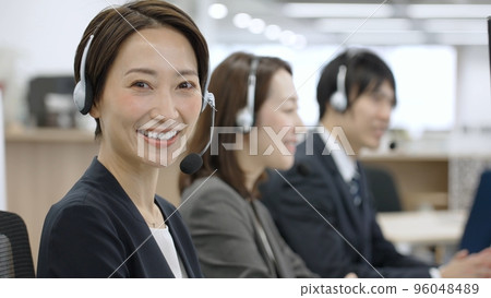 在呼叫中心工作的婦女的肖像 96048489