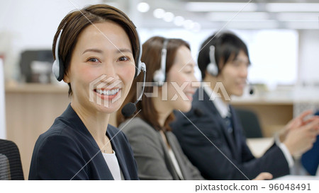 在呼叫中心工作的婦女的肖像 96048491