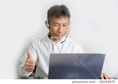 在個人電腦前擺好姿勢的中年男工 96048676