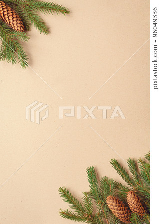 Christmas tree branches on brown paper background, spruce twigs and cones flat lay, copy space Christmas tree branches on brown paper background, spruce twigs and cones flat lay, copy space 96049336