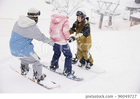 單板滑雪學校形象女孩上私人課程 96049727