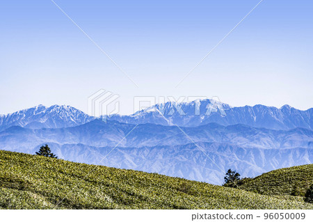 Mountains of the Southern Alps seen from Fujimidai Kogen (late October) 96050009