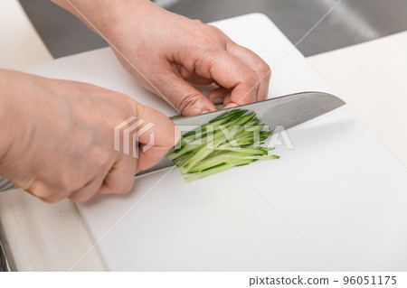 [Julienne cucumber with Santoku knife] 96051175