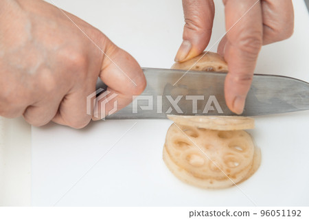 [用三德刀將蓮藕切成片] 96051192