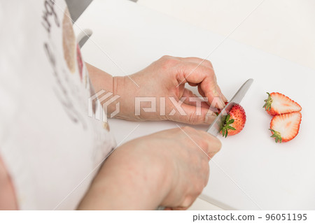 [用三德刀切草莓] 96051195