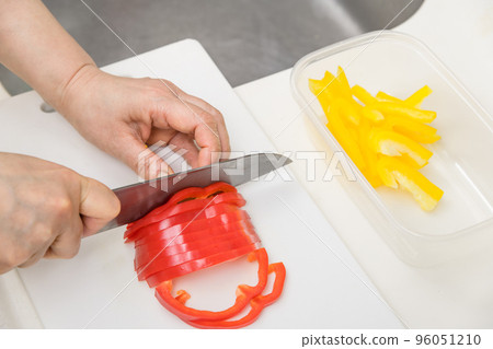 [Slice the red paprika with a Santoku knife] 96051210