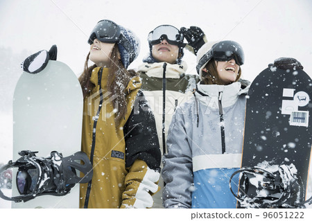 一群戴著護目鏡在斜坡上滑雪的男女 一群戴著護目鏡在斜坡上滑雪的男女 96051222
