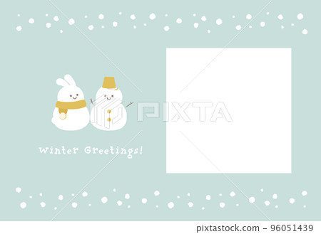 一張冬天的賀卡，上面有雪人和兔子的溫馨相框 96051439