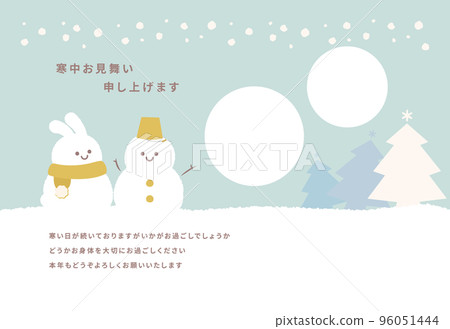 冬季同情明信片，上面有雪人和兔子在雪景中的可愛相框 96051444