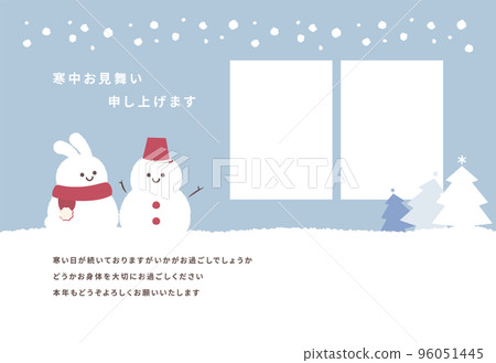 冬季同情明信片，上面有雪人和兔子在雪景中的可愛相框 96051445