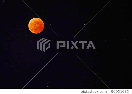 月全食之夜，一顆紅月亮漂浮在星空中 96051685