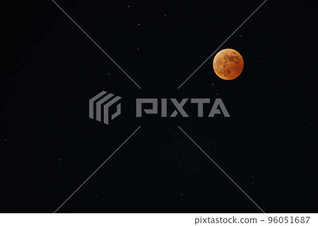 月全食之夜,一顆紅月亮漂浮在星空中 月全食之夜,一顆紅月亮漂浮在星空中 96051687