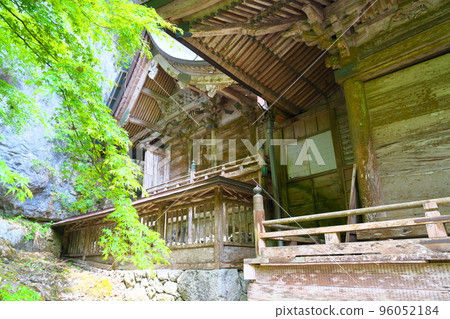 岡山縣高橋市穴居山神社的主神社和新鮮的綠地 96052184