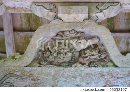 Anakadoyama Shrine Sculpture of a Chinese lion on the four-legged gate Takahashi City, Okayama Prefecture Anakadoyama Shrine Sculpture of a Chinese lion on the four-legged gate Takahashi City, Okayama Prefecture 96052197