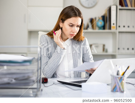 Unhappy business woman working on laptop 96052500